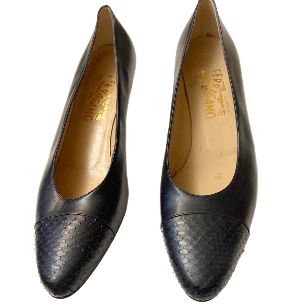Salvatore Ferragamo ￼2" Pump Heel Black Leather Womens Textured Almond Toe 10AA